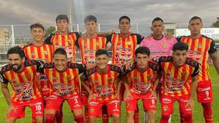 Jugadores de Boca Unidos disputando un balón en el campo de juego del estadio 17 de Octubre en Formosa.