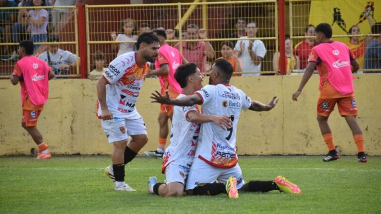 Jugadores de Boca Unidos en acción durante un partido en el estadio Leoncio Benítez de Corrientes.