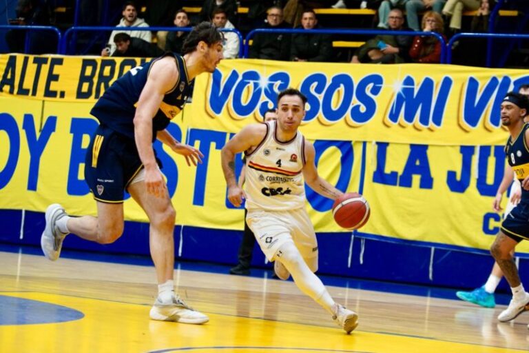 Jugadores de San Martín de Corrientes y Boca Juniors en un partido de la Liga Nacional de Básquet