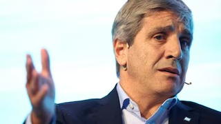 Ministro de Economía Luis Caputo durante una declaración a la prensa.