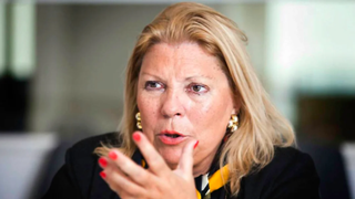 Ilustración de Elisa Carrió y Manuel Adorni en un contexto de análisis político.