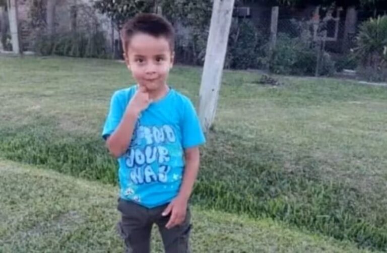 Símbolo de la Justicia sobre un fondo relacionado con la provincia de Corrientes