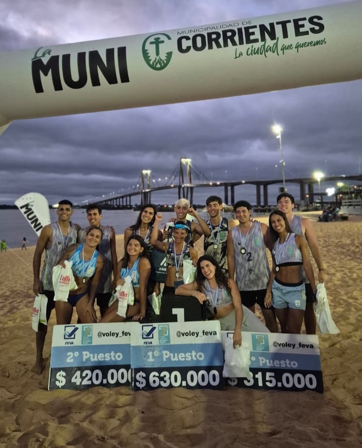 Partido de beach vóley durante la Etapa 12 del circuito nacional en la playa Arazaty, Corrientes.