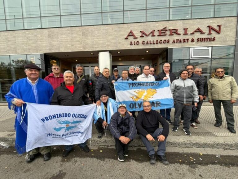 Veteranos de guerra correntinos esperando en Río Gallegos para viajar a las Islas Malvinas.