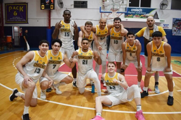 Jugadores de Comunicaciones de Mercedes en partido de básquetbol