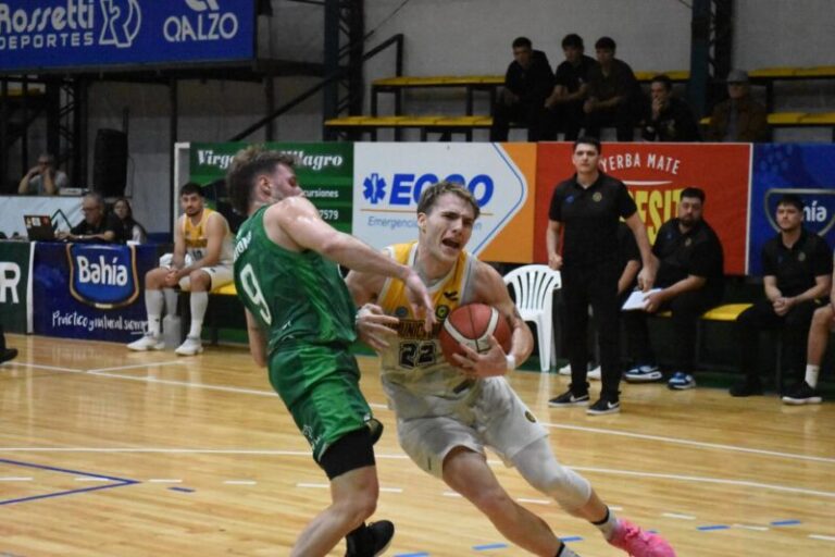 Jugadores de Comunicaciones de Mercedes y Barrio Parque en partido de la Liga Argentina de Básquet.