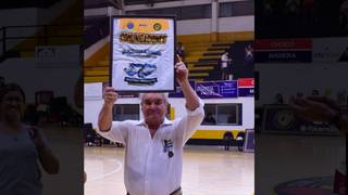 Acto de homenaje a veteranos de Malvinas en cancha de básquet del club Comunicaciones de Mercedes