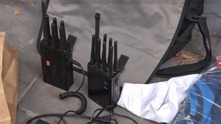 Ilustración de un inhibidor de señal y un vehículo, representando el modus operandi delictivo.