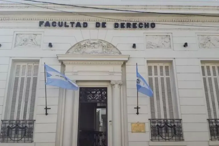Salón Azul de la Facultad de Derecho de la UNNE en Corrientes, sede del conversatorio.