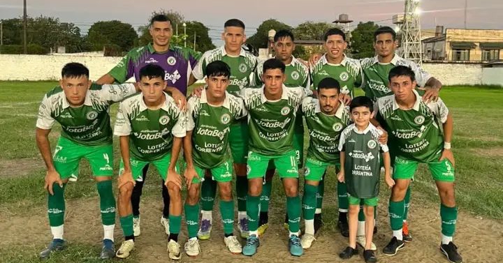 Ilustración de un balón de fútbol con los colores de la bandera de Corrientes, representando la Copa de la Liga.