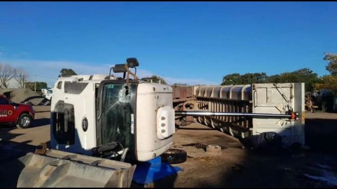 Camión volcado en la calle Izaguirre, Paraná, tras el accidente fatal