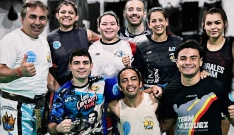 Delegación de atletas correntinos del Corrales Kick Center posando antes del evento de kickboxing.