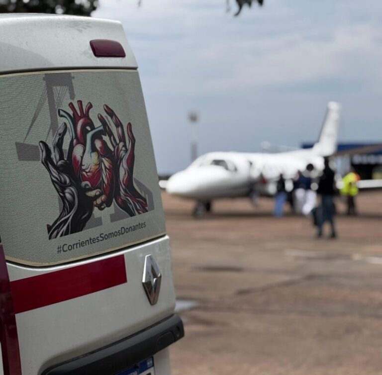 Equipo médico en quirófano durante un procedimiento de procuración de órganos