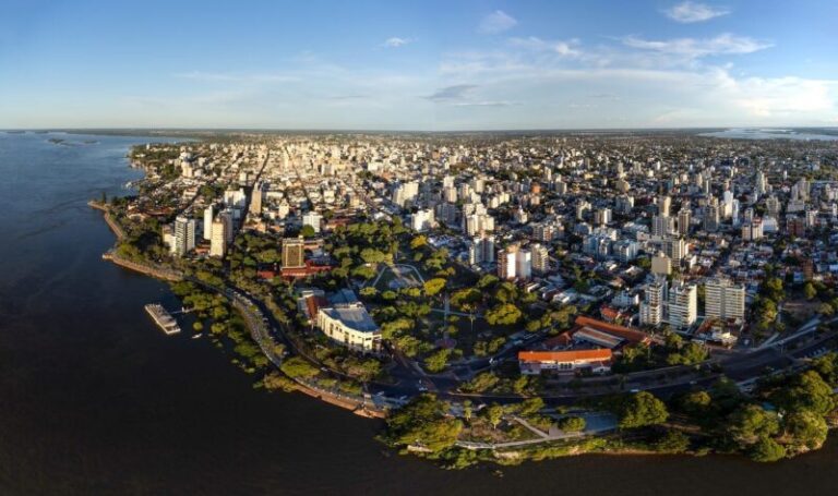 Vista panorámica de la ciudad de Corrientes junto al río Paraná, en su 438 aniversario.