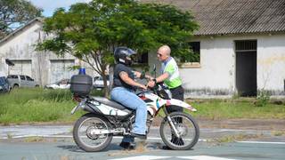 Inspectores de tránsito motorizados durante una capacitación en Corrientes