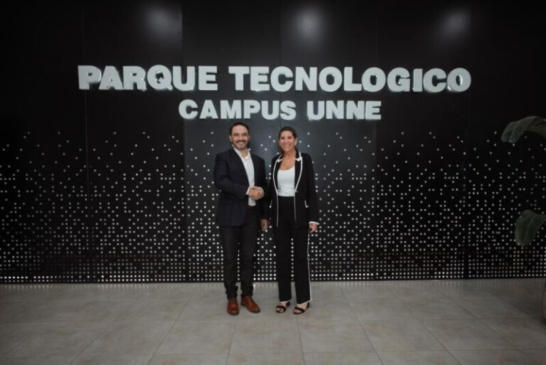 Gobernador Juan Pablo Valdés y representante de AWS en el Parque Tecnológico de Corrientes
