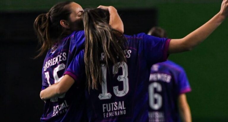 Equipo de futsal femenino de Corrientes Capital celebrando un gol