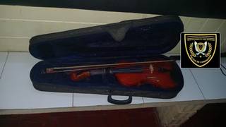 Ilustración de un violín sobre un fondo relacionado con la ciudad de Corrientes