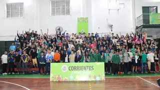 Autoridades durante el lanzamiento de los Juegos Correntinos 2026 en el Salón Amarillo de Casa de Gobierno.