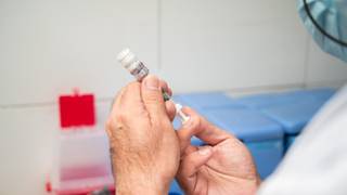 Personal de salud aplicando una vacuna en un centro de salud de la provincia de Corrientes.