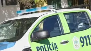 Patrullero de la Policía de Corrientes estacionado en la vía pública