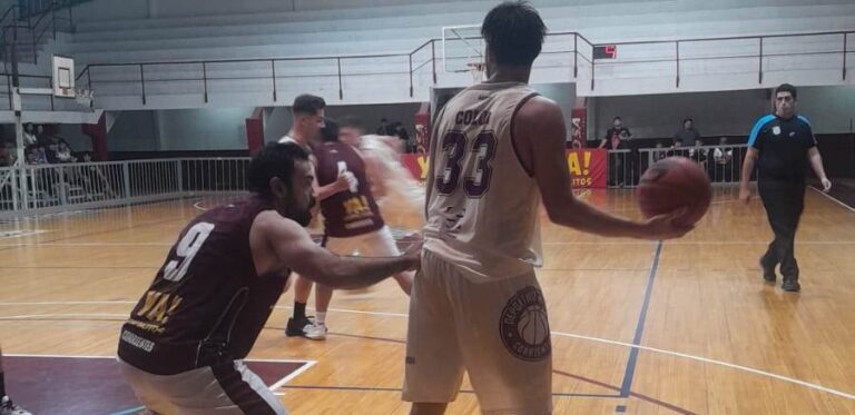Jugadores de básquet del Deportivo Colón en acción durante el partido contra Juventus en Corrientes.