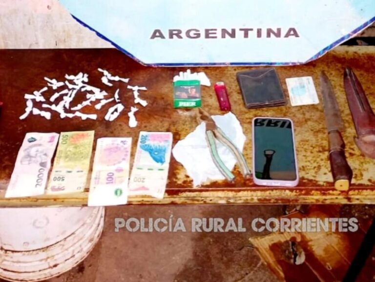 Efectivos policiales durante un procedimiento de seguridad en el Mercado de Concentración de la ciudad de Corrientes.