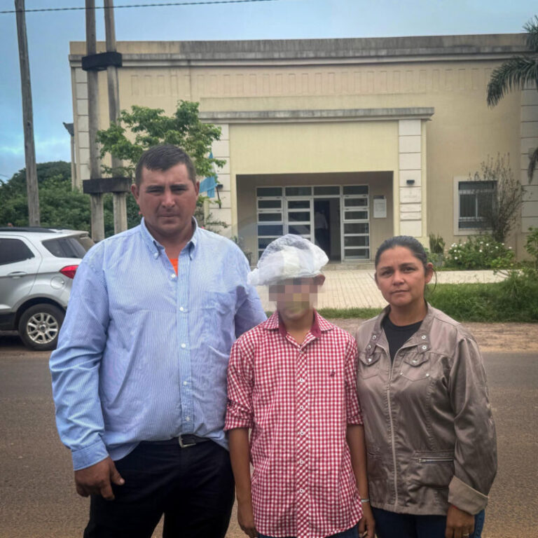 Ilustración genérica de un símbolo de justicia sobre un fondo relacionado a la provincia de Corrientes.