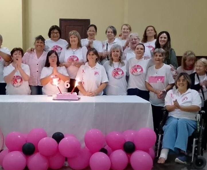 Voluntarias de la ONG Doná Cabello en Corrientes mostrando una de las pelucas confeccionadas