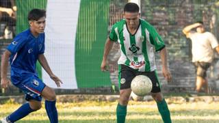 Jugadores de fútbol durante un partido del Torneo Provincial de Clubes de Corrientes.