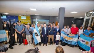 Excombatientes correntinos y autoridades en el aeropuerto Piragine Niveyro antes del viaje a Malvinas.