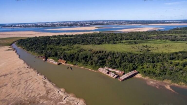 Operativo de búsqueda en el río Paraná tras el accidente con barcazas