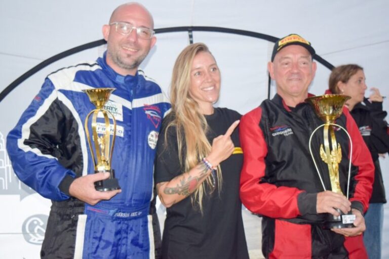 Embarcaciones compitiendo en el Raid Náutico de las Américas en la Costanera Norte de Goya, Corrientes.