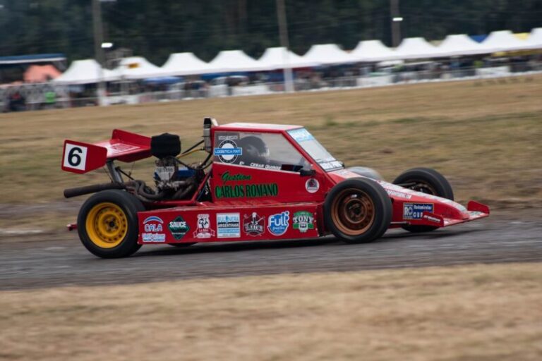 Autos de Fuerza Libre Internacional en pista