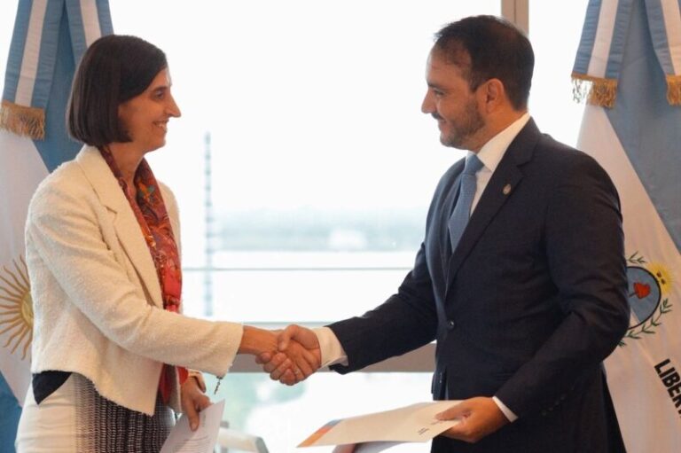 Gobernador Juan Pablo Valdés durante anuncio de inversión industrial en Corrientes