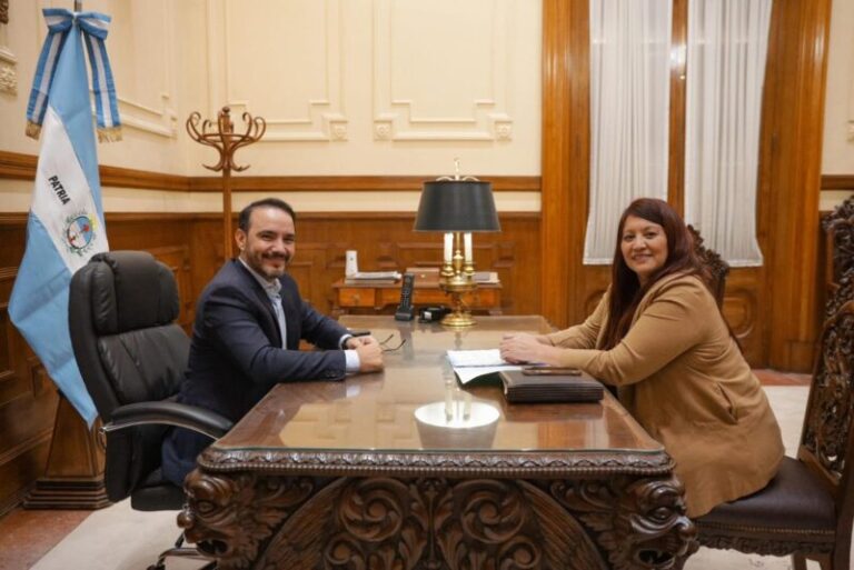 Gobernador Juan Pablo Valdés en reunión de trabajo con intendentes en Casa de Gobierno de Corrientes.