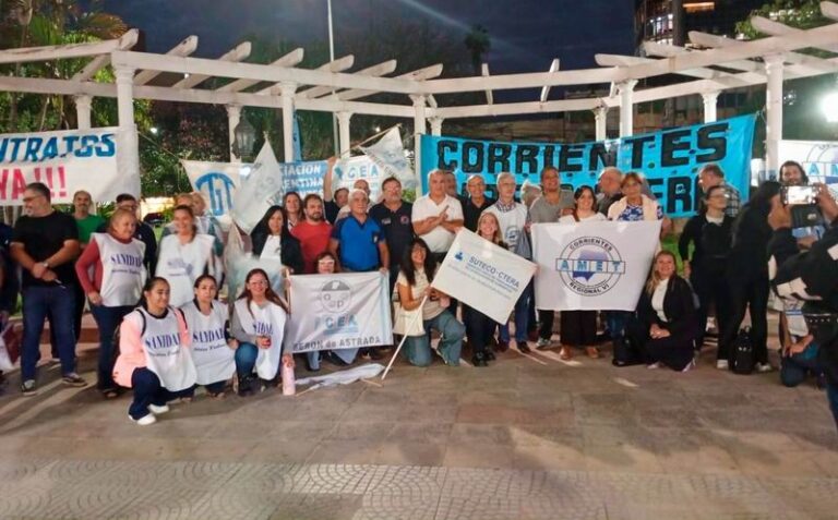 Gobernador Juan Pablo Valdés en conferencia de prensa hablando sobre negociaciones salariales.