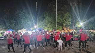 Participantes de la jornada de concientización sobre el Parkinson en la Plaza Mitre de Goya.