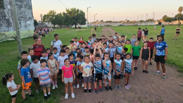 Jóvenes atletas participando en una competencia de mini atletismo en Goya, Corrientes.