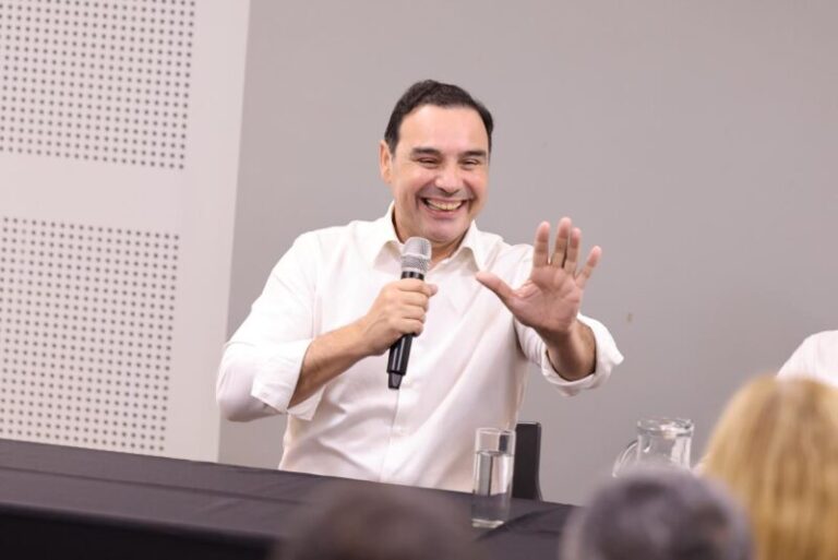 Gustavo Valdés, gobernador de Corrientes, durante su discurso en un encuentro de la UCR en Tucumán.