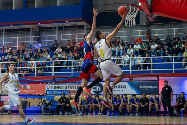 Jugadores de Hércules de Charata y San Lorenzo de Monte Caseros en acción durante el partido de la Liga Federal.
