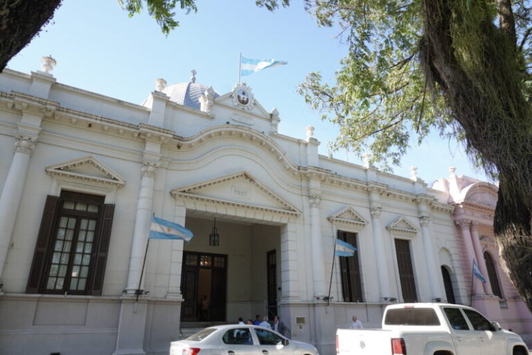 Fachada de la Legislatura de Corrientes iluminada con los colores de Israel