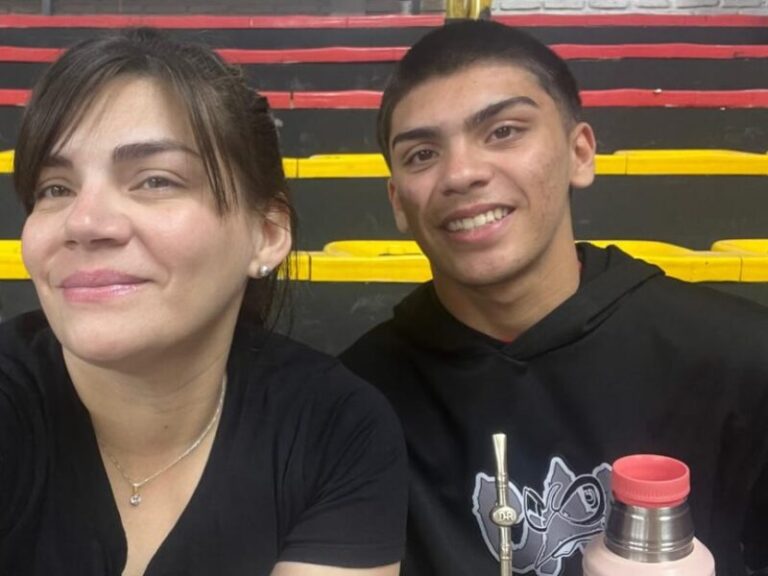 Jeremías Nato, joven basquetbolista de Pingüinos, sonríe desde su cama de hospital en Corrientes