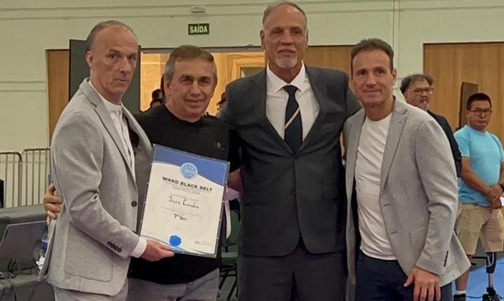Juan Corrales, presidente de la Federación Argentina de Kickboxing, posa con su certificado de 7° Dan Internacional.