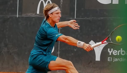 Lautaro Midón, tenista correntino, en acción durante un partido en tierra batida.