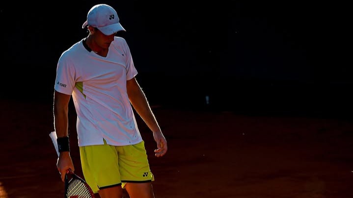 Lautaro Midón, tenista correntino, en acción durante un partido de tenis.