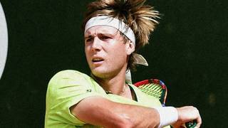 Lautaro Midón, tenista correntino, en acción durante un partido.