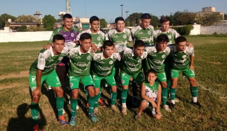 Jugadores de Mandiyú y Quilmes disputando un partido en el estadio Lipton de Corrientes.