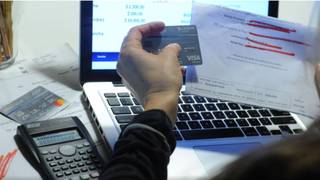 Gráfico ilustrativo sobre el aumento de la morosidad en créditos personales y billeteras virtuales en Argentina.