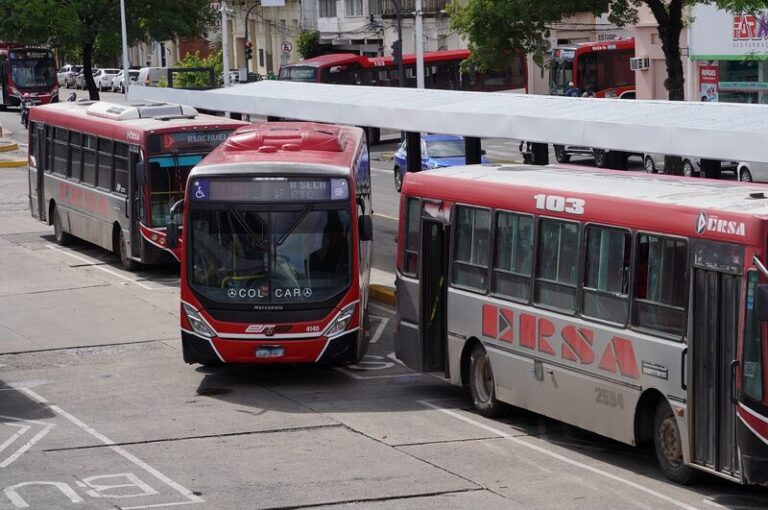 Colectivo urbano en una calle de la ciudad de Corrientes